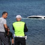 canakkale-kepezde-park-halindeki-otomobil-el-freni-unutulunca-denize-dustu-p1QMNMHZ